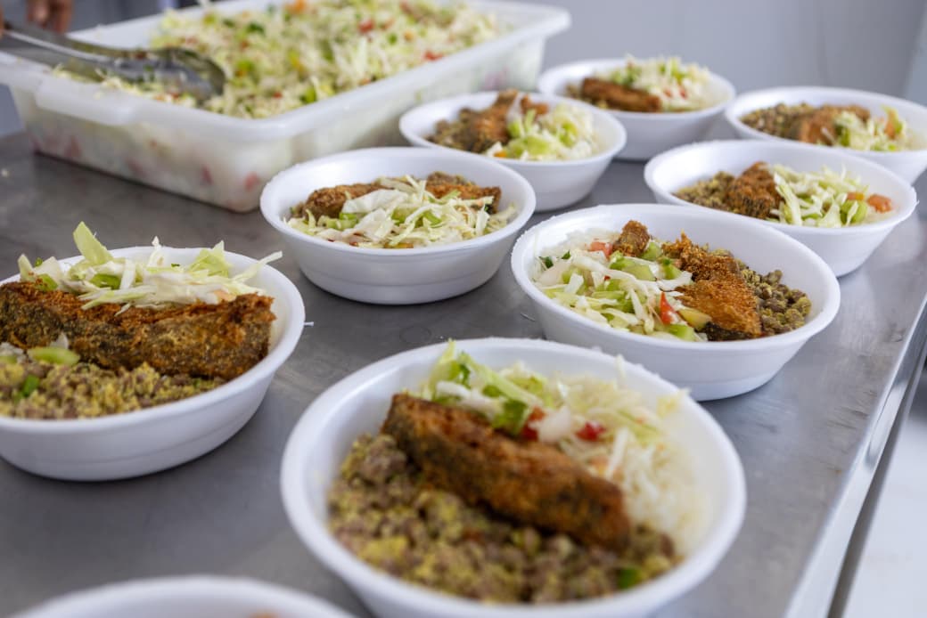 Refeições preparadas pela Cozinha Solidária